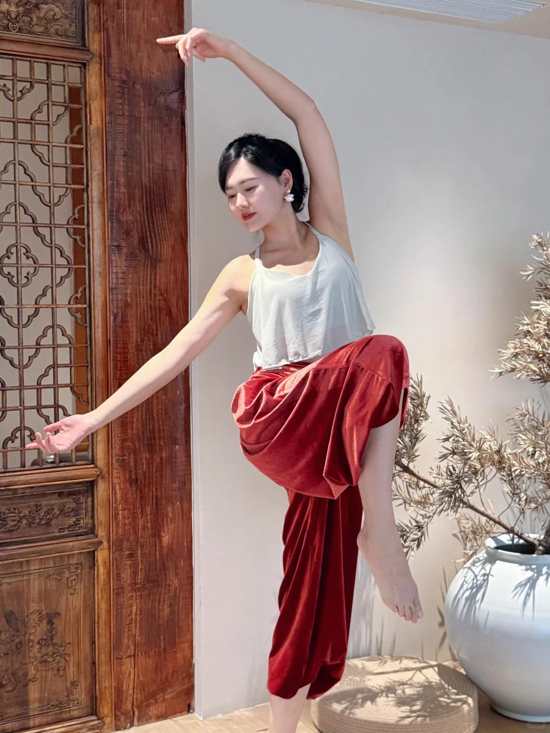 指尖缓缓触地，脊背慢慢延展，摒弃所有杂念，只跟着呼吸的韵律起伏。肌肉的酸胀在拉伸