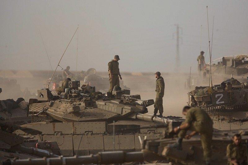 可能是太紧张了，以军一辆梅卡瓦坦克翻车，导致一名士兵死亡！此时梅卡瓦坦克的后门设