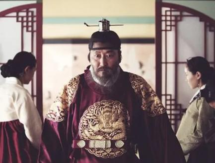 1762年，朝鲜最变态国王英祖李昑，亲手将自己唯一的儿子李愃钉进米柜，命人不许给