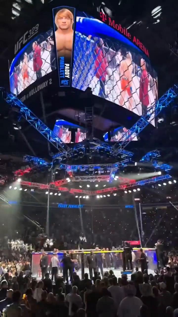 UFC格斗亿万流量榜，首富艺术家武玉强成为在线观众TOP2。
这全场五万人坐这等