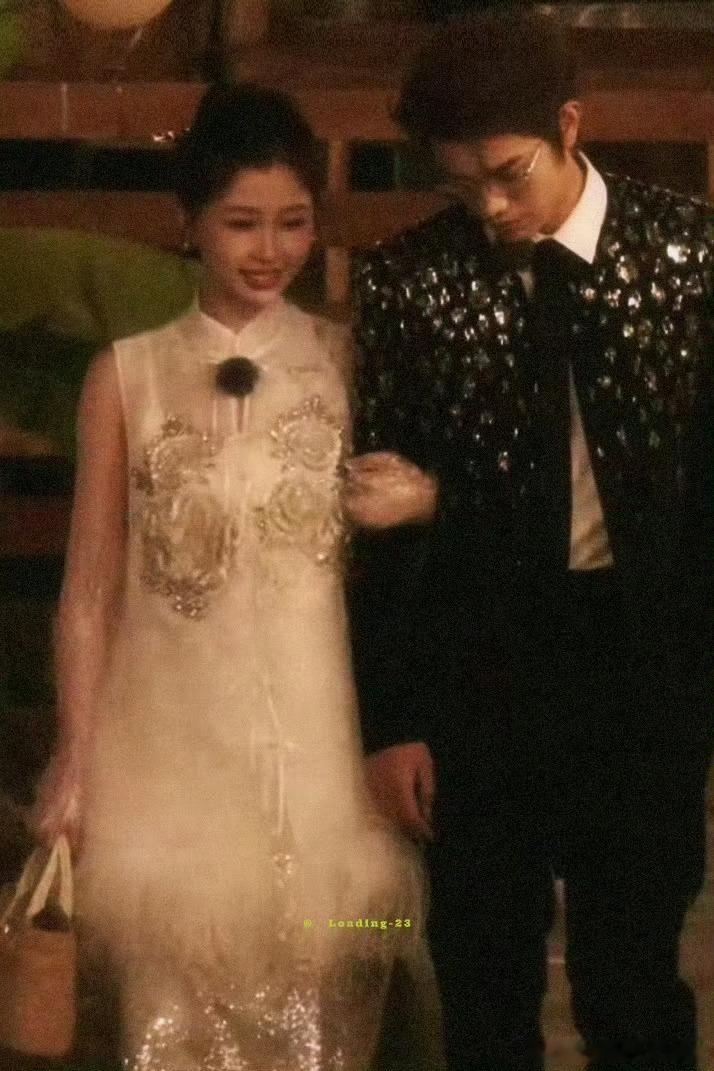 中式礼服+西式礼服，怎么折，都是婚礼现场[doge]平时勤俭持家的丁禹兮翻出了最