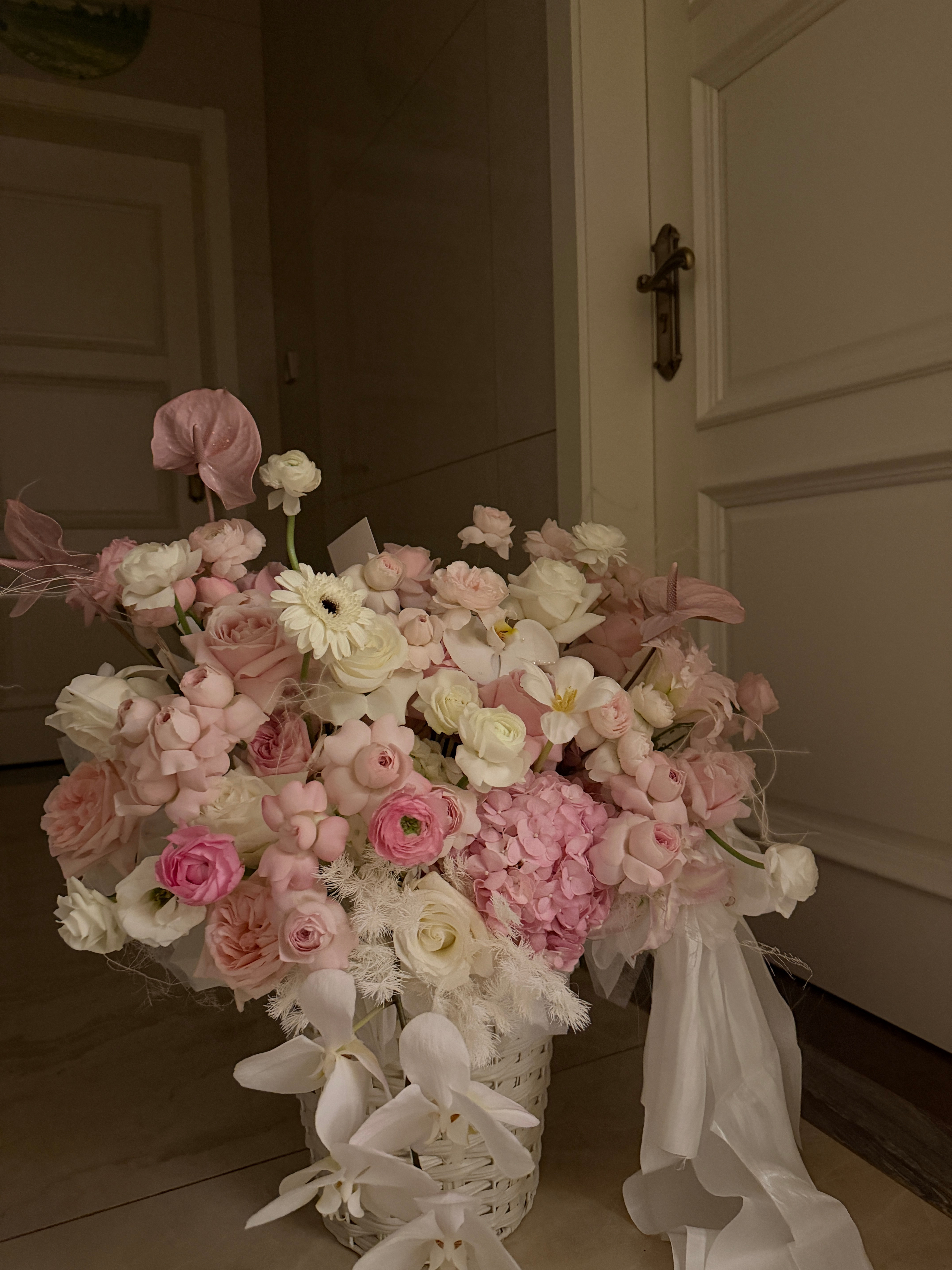 到家已经一点了 到房间门口竟然有花花 我今晚一定做个香香的美梦 晚安195 晚安