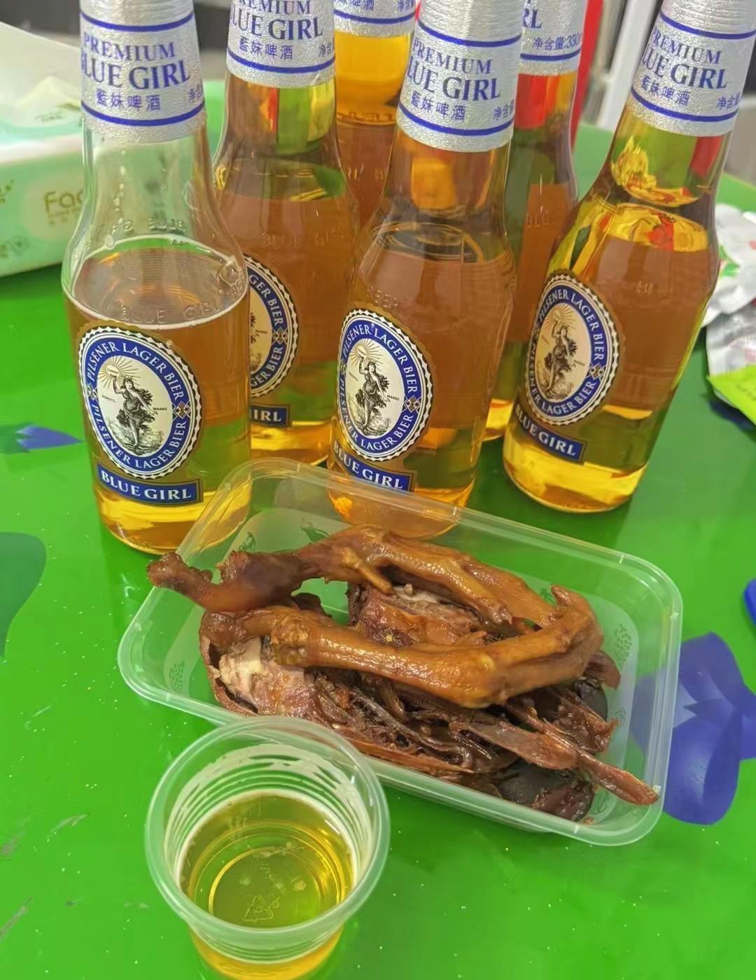 喝到微醺的时候，人就会变得柔软，感性、浪漫、想说的话在眼里，在酒里、在夜里、借着