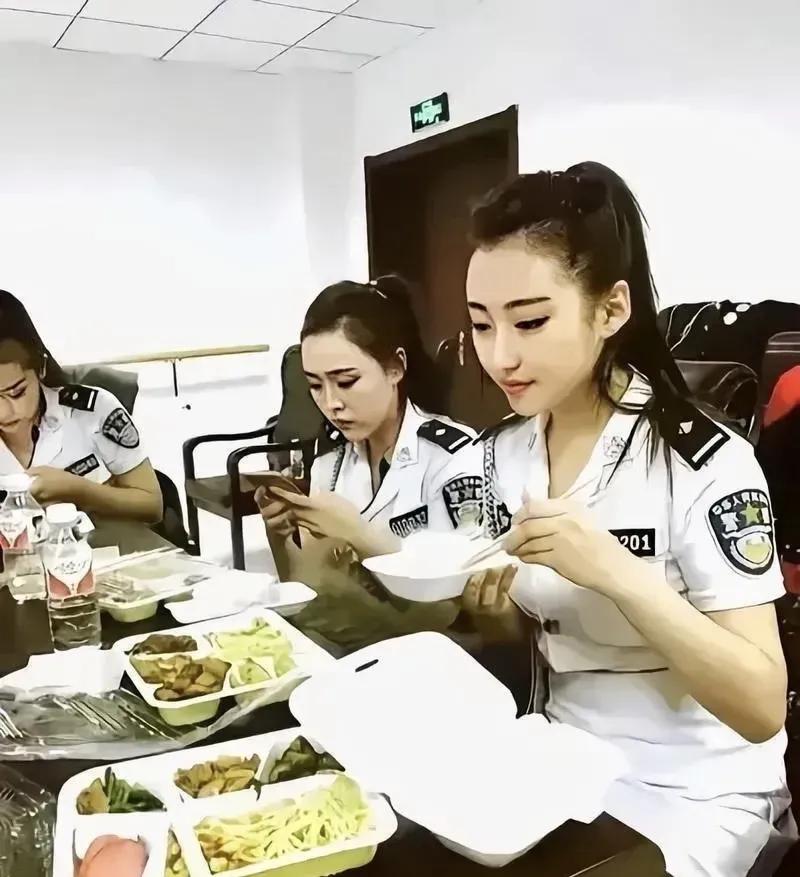 这白色制服挺好看的，不知是属于什么警？[what]