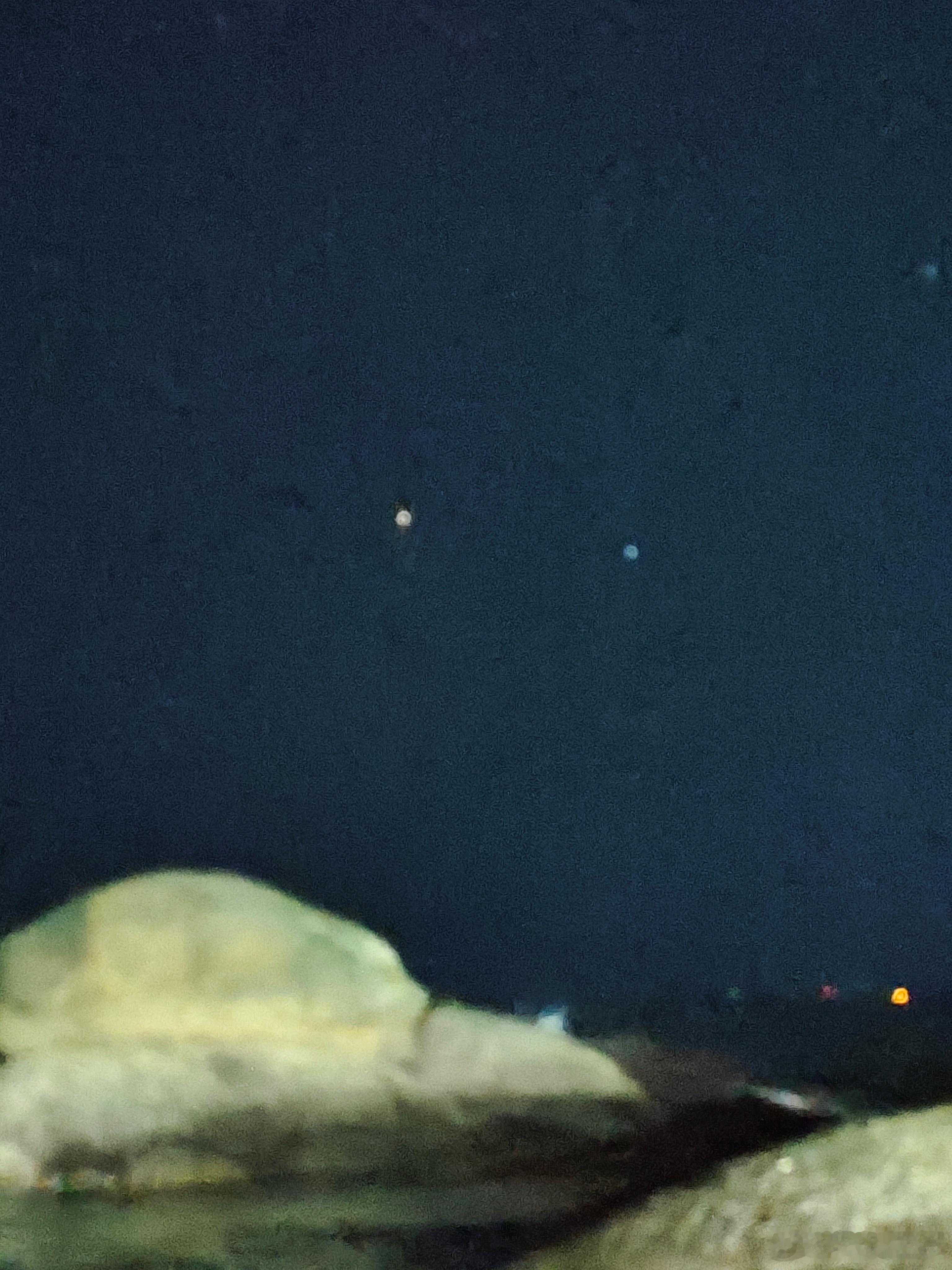 最近天气好的话，在淇水湾是可以用手机直接拍到三体人老家三星系的 