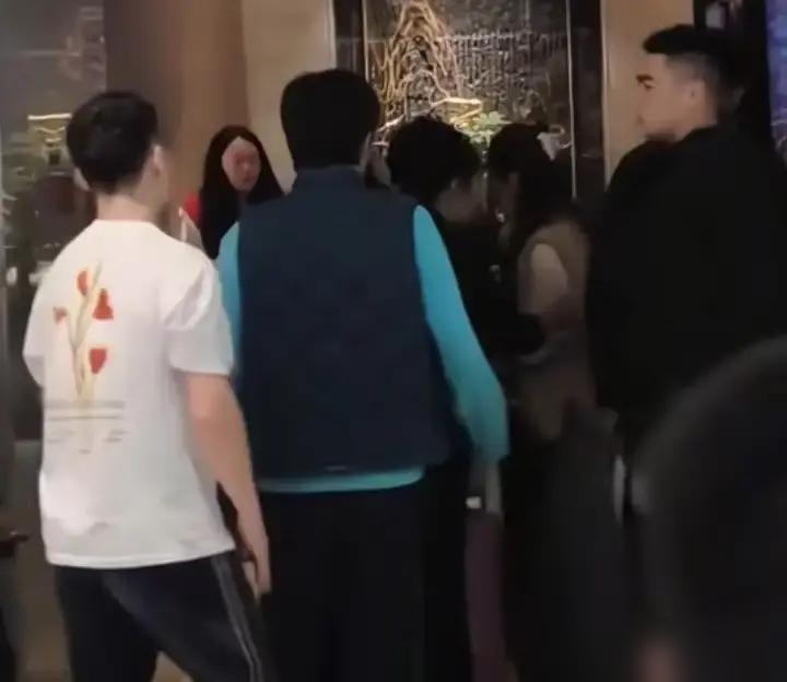 牛牛这波操作绝了！一件印着“一枝花”的短袖，就把“头哥”架在火上烤，流量算是被她