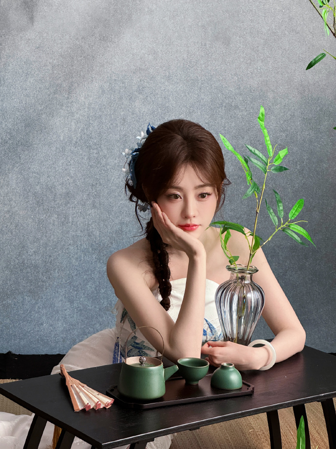 祝绪丹清竹雅韵青花旗袍 侧颜望向远方，蓝花发饰在发间摇曳，青花与竹影的碰撞，让新