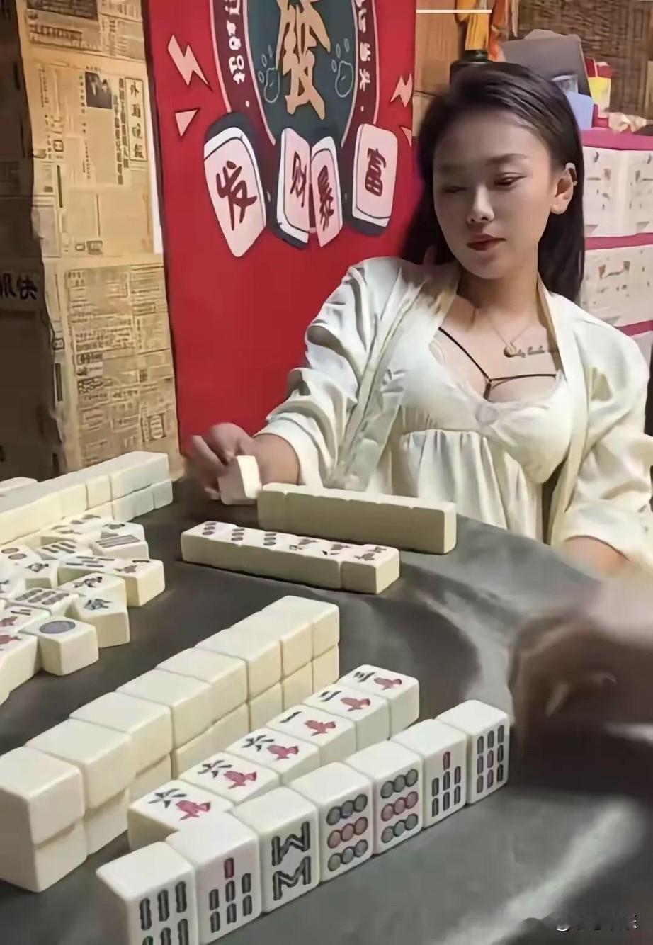 一看姑娘的脸色就知道今天输钱了，看着就好不高兴。