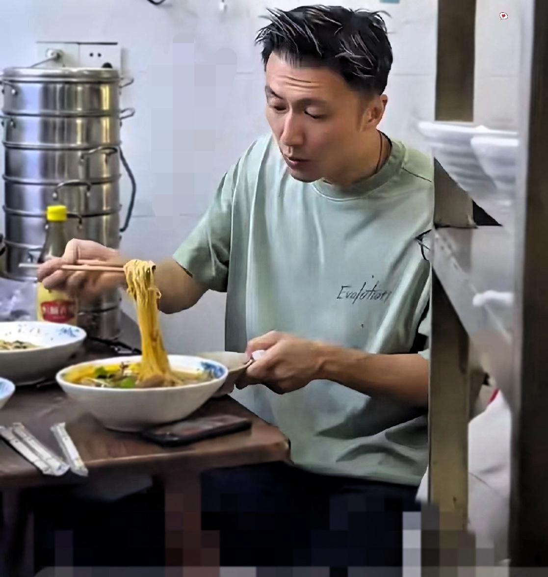 王菲这辈子都不会离开谢霆锋！
原因特别的简单，
谢霆锋演唱会结束后，去吃面条居然
