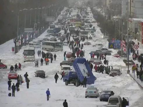 想起2007年那场雪。今天冬天，沈阳的气象有点怪，入冬两个多月没下一点雪，临近春