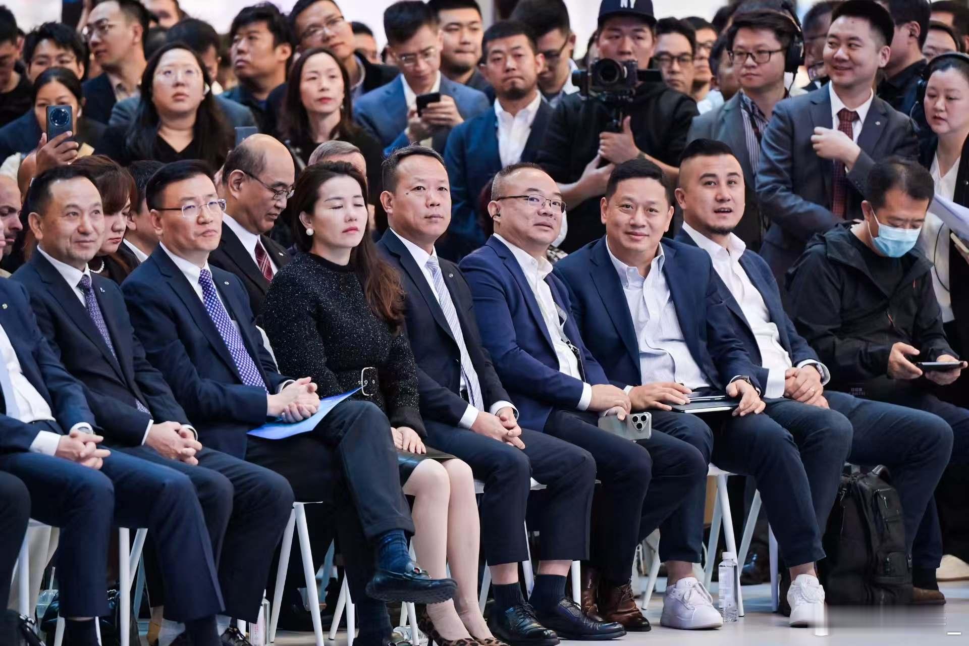 广州车展抓拍到最拼CEO！启境刘嘉铭全程暴走，活生生把展会逛成健身房。一边要对接