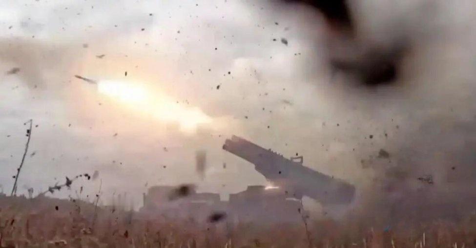 凤凰新闻【红军城失守，俄军猛攻逼和谈，西方援乌已现退缩？】据凤凰卫视报道，俄乌正