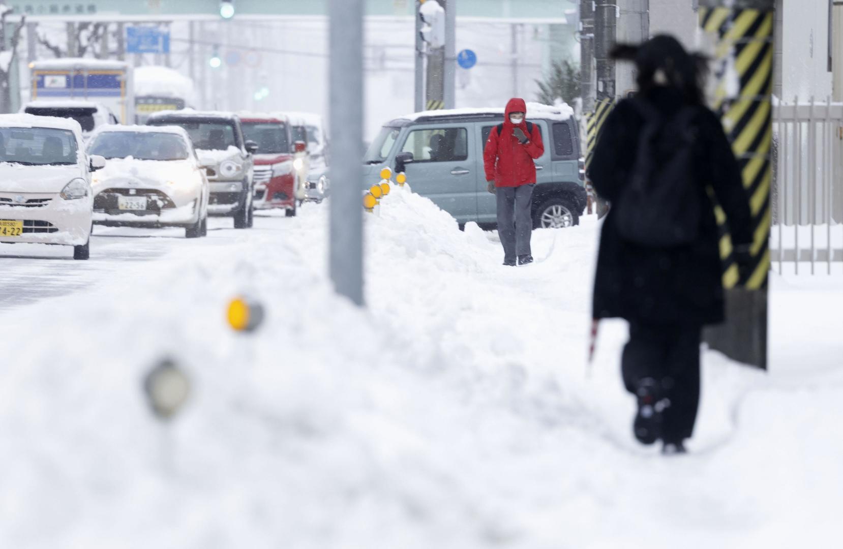 #日本暴雪致17死249伤#【日本“致命”暴雪致17死249伤：两工人除雪坠渠被