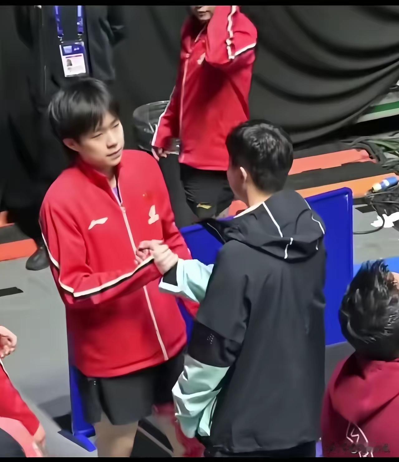 马龙来到伦敦世乒赛赛场，起到了“定海神针”的作用。

赛前，他挨个找到参赛队员谈