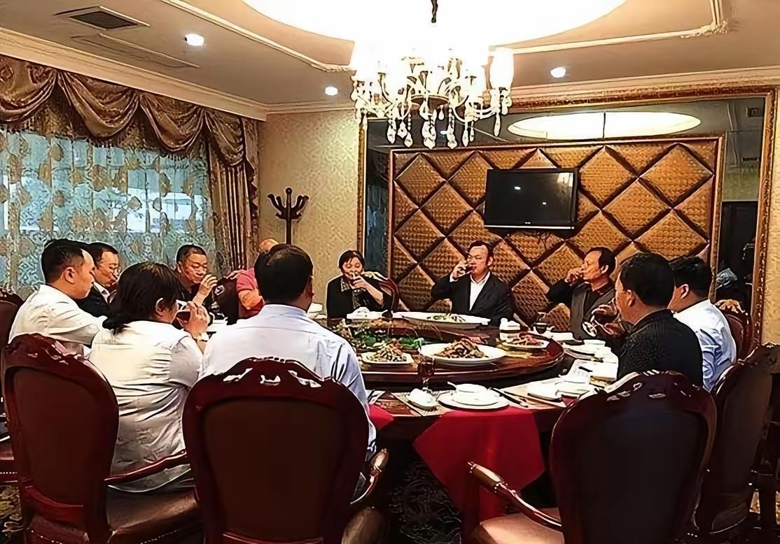 西方彻底傻眼了：中国男人聚会既不聊女团，也不聊八卦，三杯酒下肚，直接探讨第三次世