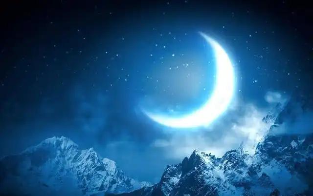 上联：千山素裹迎风立
下联：万岭银妆对月眠