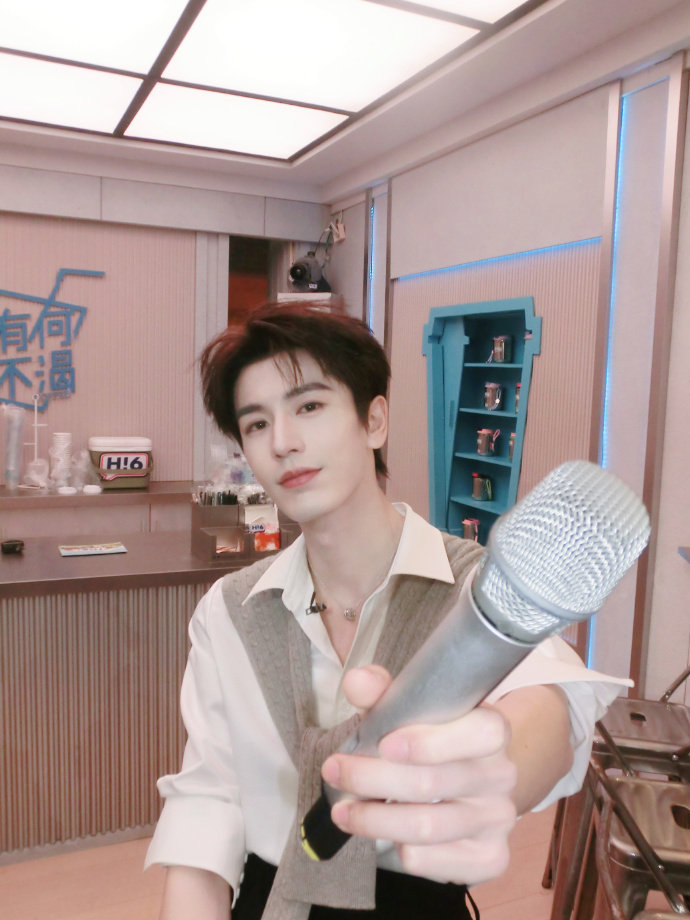 张凌赫谢征拿话筒随拍 张凌赫谢征现代版 张凌赫谢征现代版，张凌赫谢征拿话筒随拍，