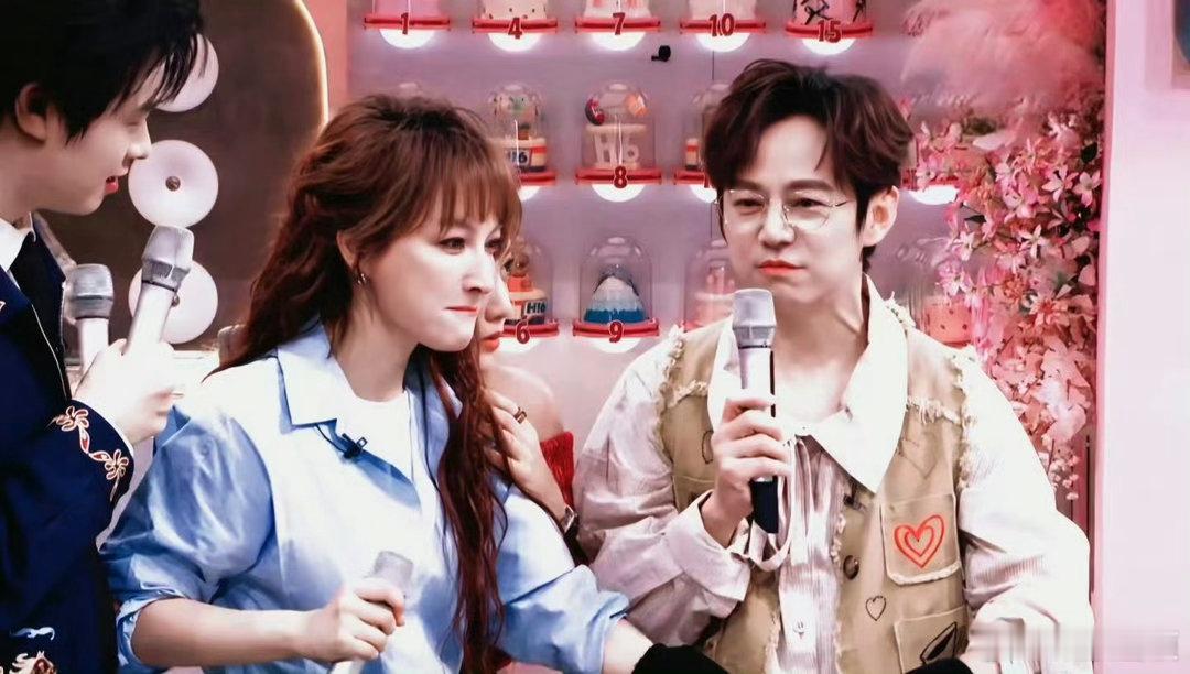 有何老师在吴昕总是小妹大侦探  何老师每次看吴昕的眼神都很有爱呀，这次在大侦探更