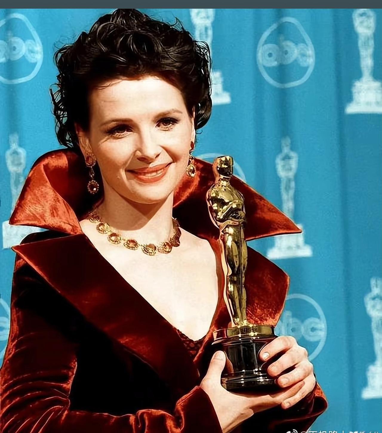 没有讨好感的眼神和动作朱丽叶比诺什也是好起来了，全球唯一欧洲三大影后大满贯女演员