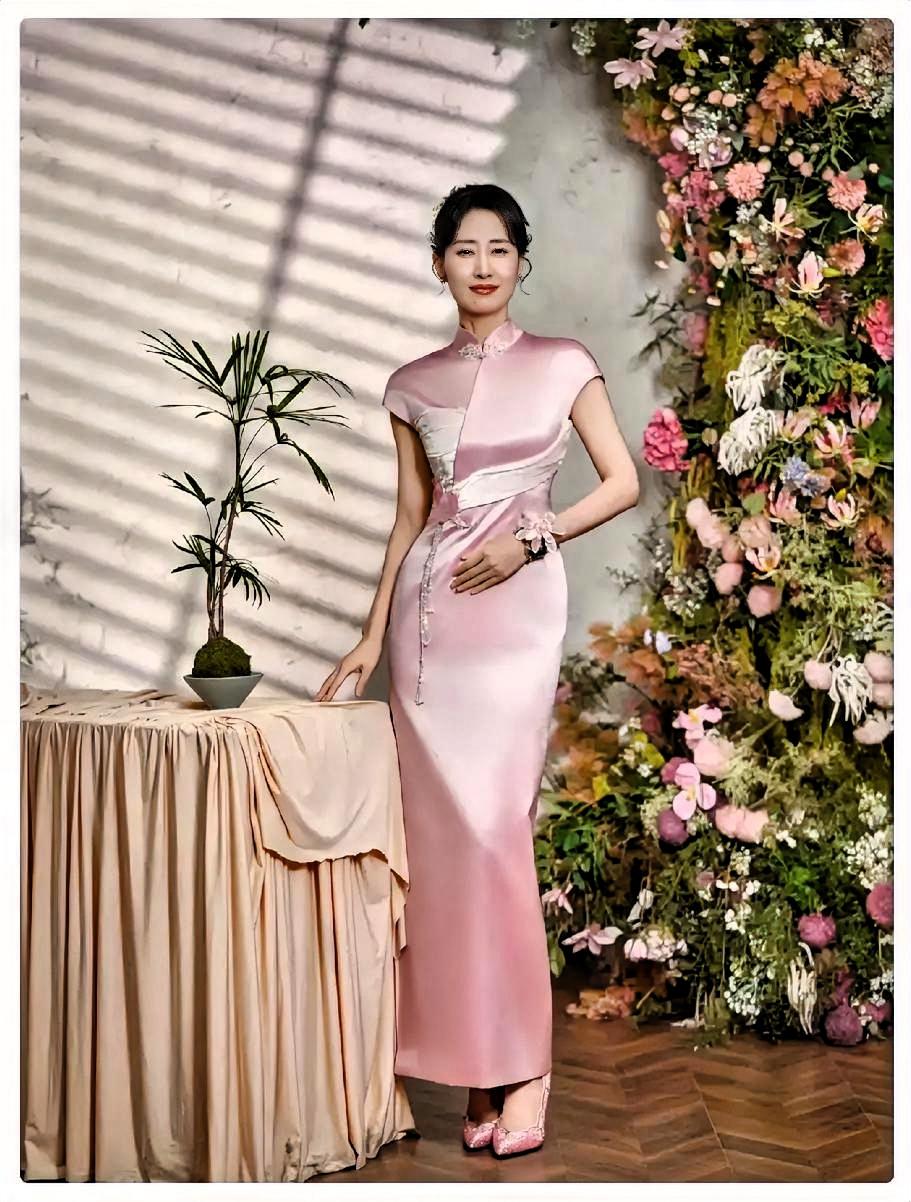 春晚舞台上一看就觉得刘敏涛不对劲，
明明都50岁的人了，
结过婚也生过娃，气质沉