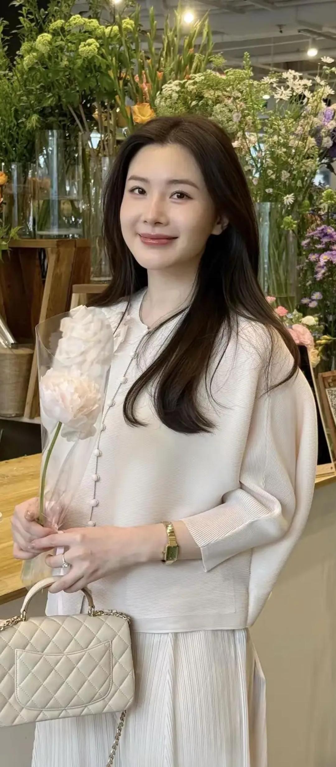 温柔气质穿搭，花海中的优雅时光🌸💐