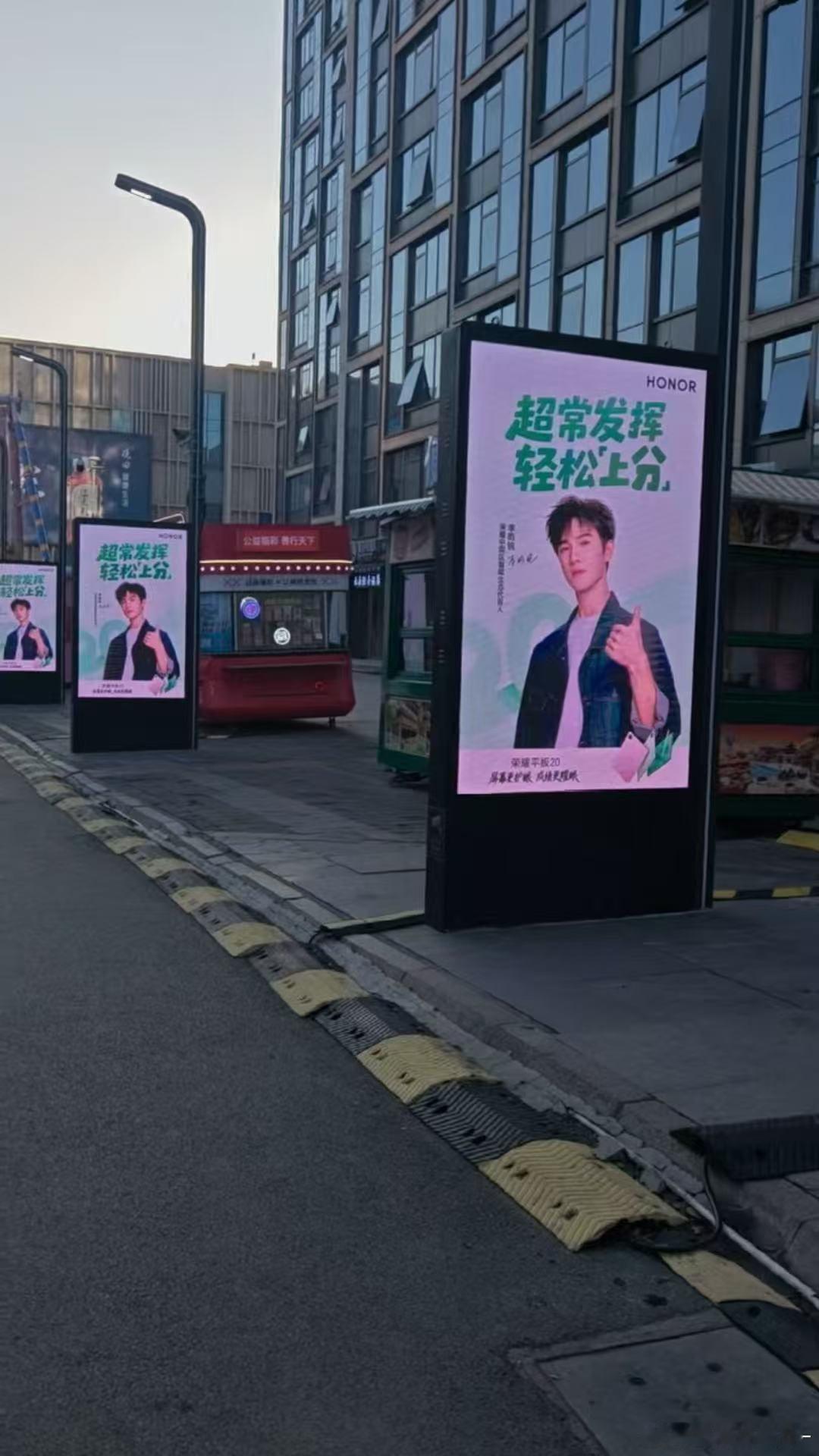李昀锐剧里高考撞上现实高考季李昀锐塑造的邢武少年感十足，靠荣耀平板沉浸式备战高考