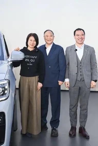 现在最尴尬的就是雷军了，小米汽车发布会。董明珠这边提新车了，还喊出口号“世界汽车