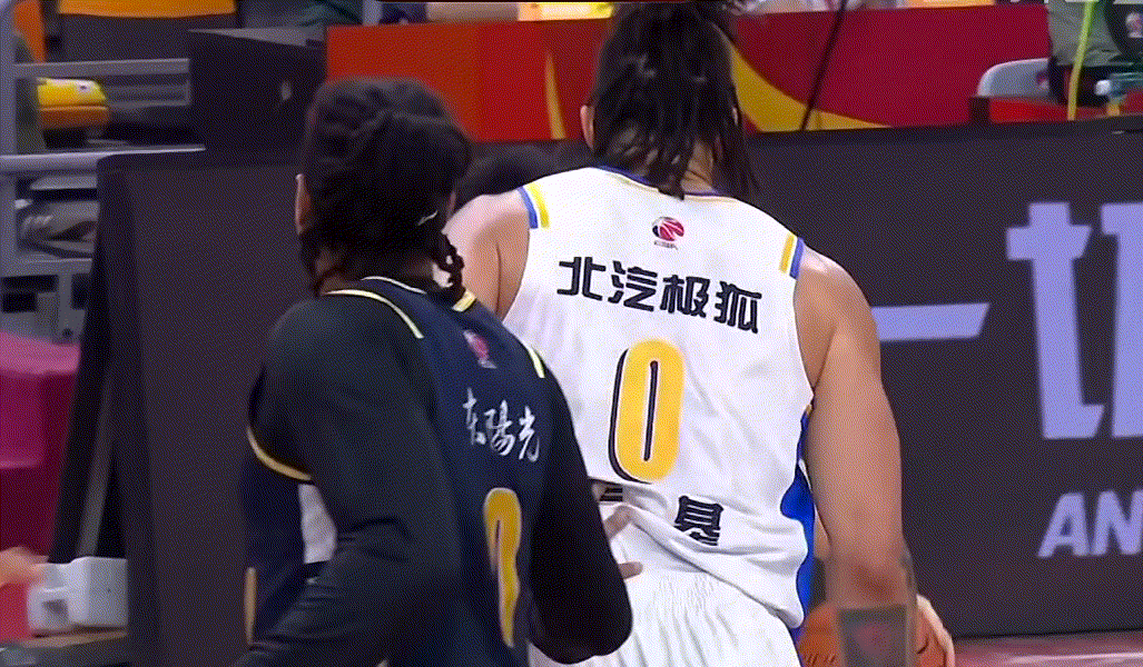 欣赏一波张皓嘉的回头望月，太帅了这拉杆广东男篮vs北京男篮