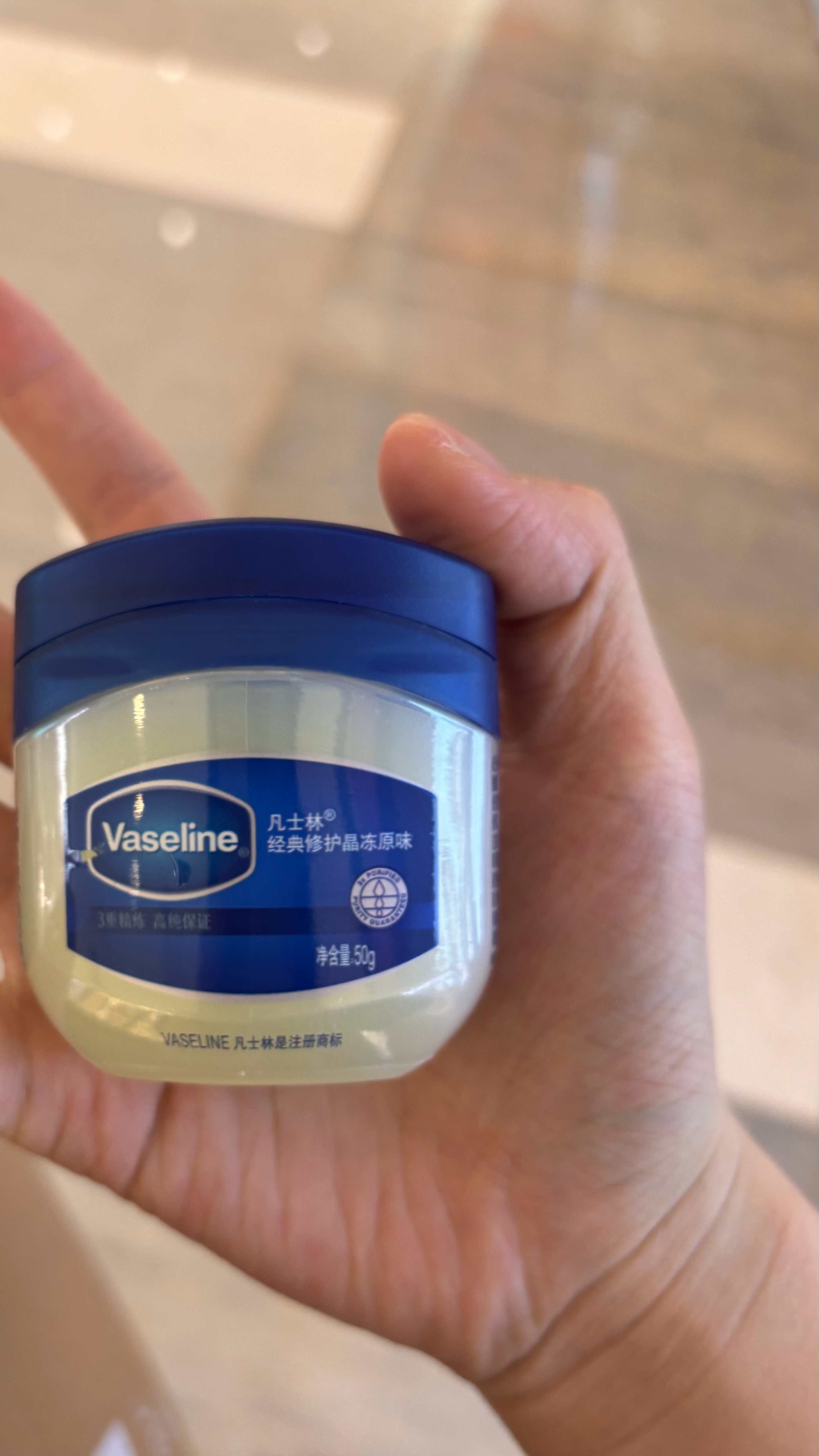 我一直用的都是dhc的唇膏 今天忘记带了 在外面买了这个发现比dhc好用 之前觉