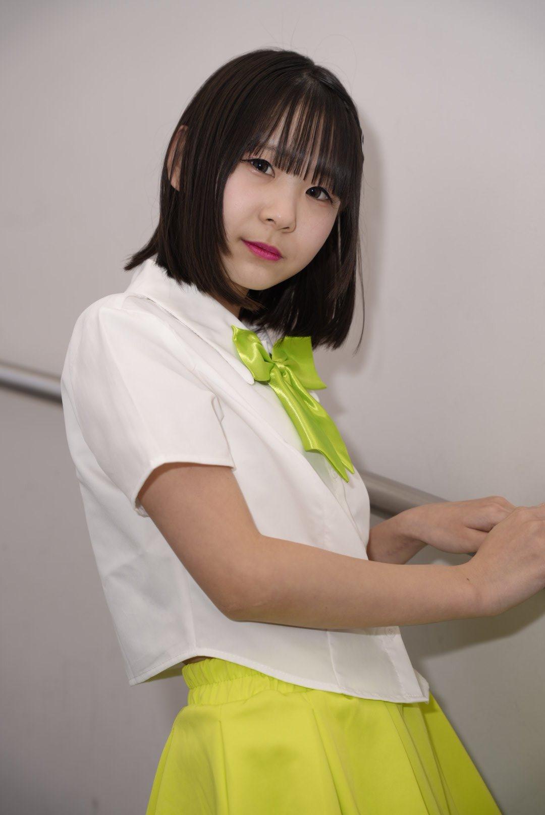 绿衣少女倚栏杆，春光满面笑语欢。