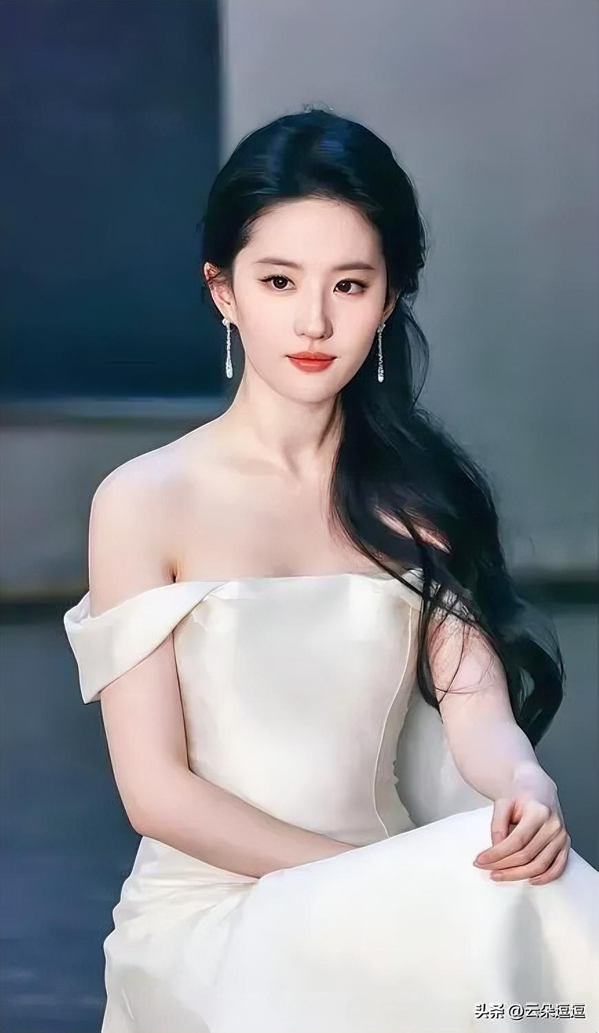 优雅黑发美人，白色礼服尽显高贵气质