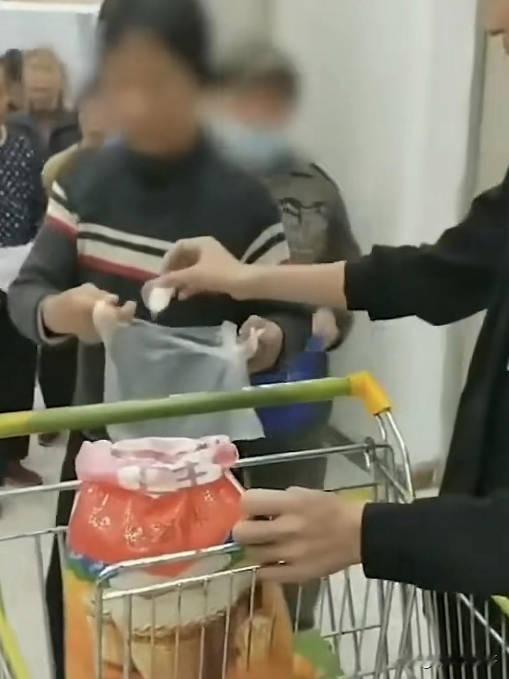 广东江门一超市发放“一人一勺免费大米”，用的还是挖奶粉那种小勺子。一群大妈拿着袋