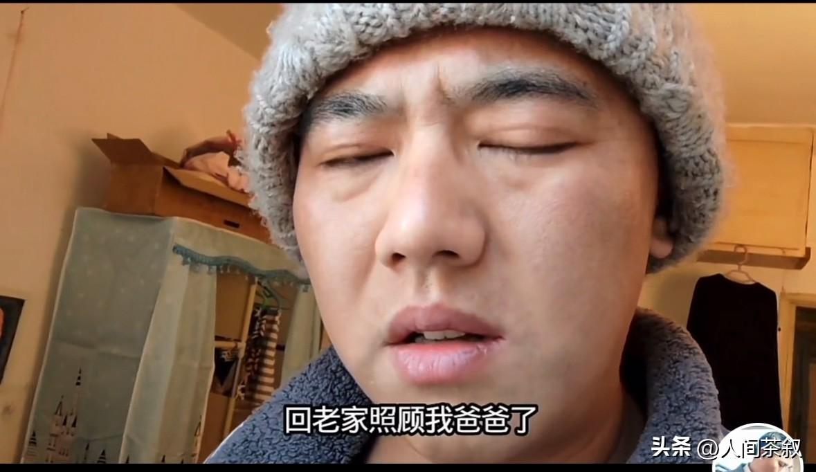 忧忧爸爸进重症监护室两天了，网红忧忧今天终于启程回家了。

他今天去火车站前发了