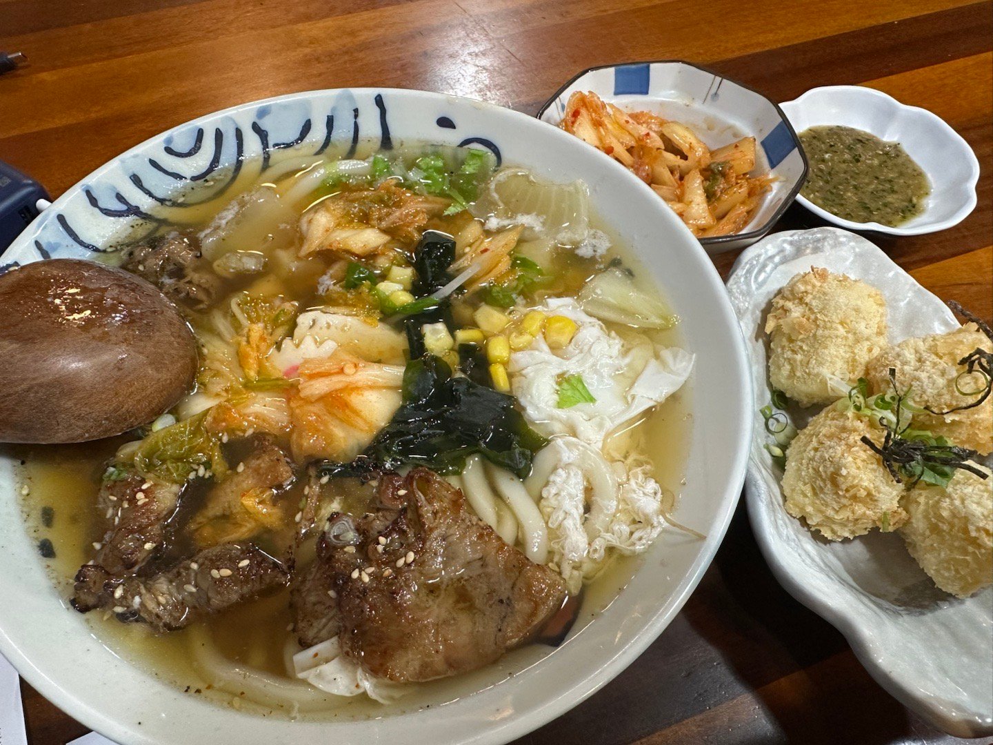 每日一餐分享養娃中當完志工，去吃好料。炸豆腐好吃，燒肉拉麵加點泡菜，可惜泡菜對我