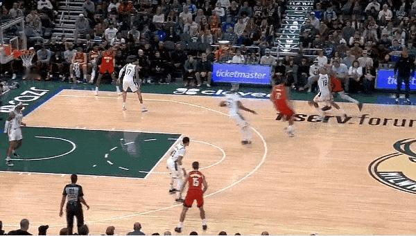 滑翔飞扣！阿杜打雄鹿一点不放水！
在今天NBA常规赛火箭对阵雄鹿的第三节比赛中，