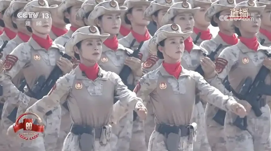 九三阅兵震撼！女民兵方队领队竟是她，背后