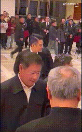 哈哈，刘德华这个老干部背手深得其精髓啊，刚刚当选影协副主席，这气质立马就拿捏出来