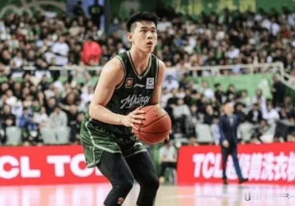 杨瀚森在NBA选秀大会上被开拓者队首轮16位选中，曾凡博前往篮网争取双向合同，余
