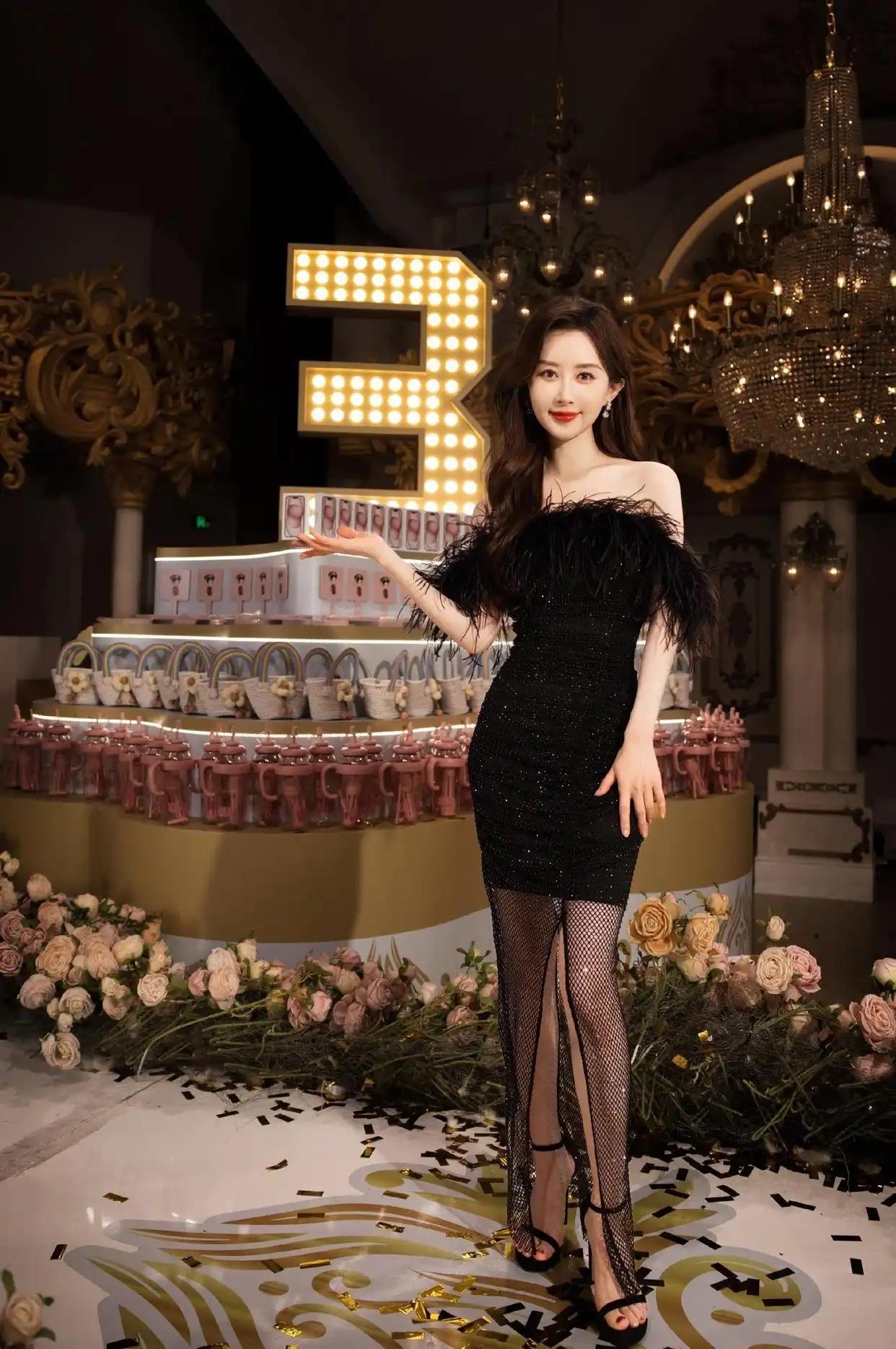 这位美女在华丽派对上摆姿势。真的是太漂亮了女神姿势 美女姿势照 派对红裙造型