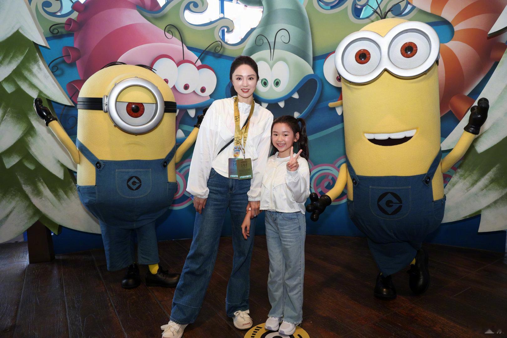 #董璇带女儿逛环球影城# 董璇带女儿逛环球影城，小酒窝还和机灵姐碰面合照了，孩子