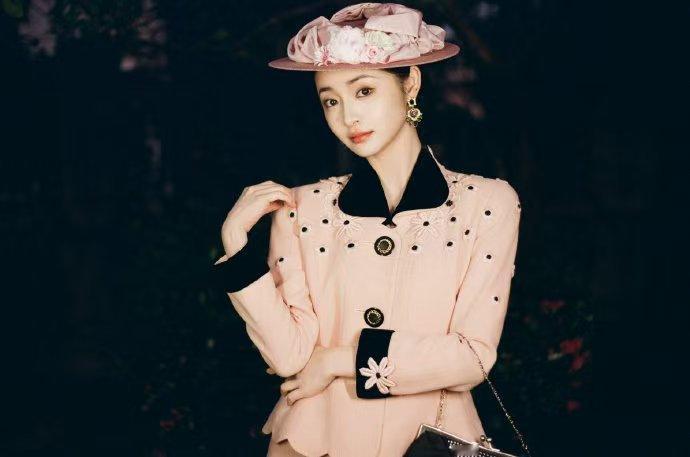 周洁琼内娱留洋千金又上新了 周洁琼复古千金造型，小礼帽皮手套超搭，期待新风格！ 