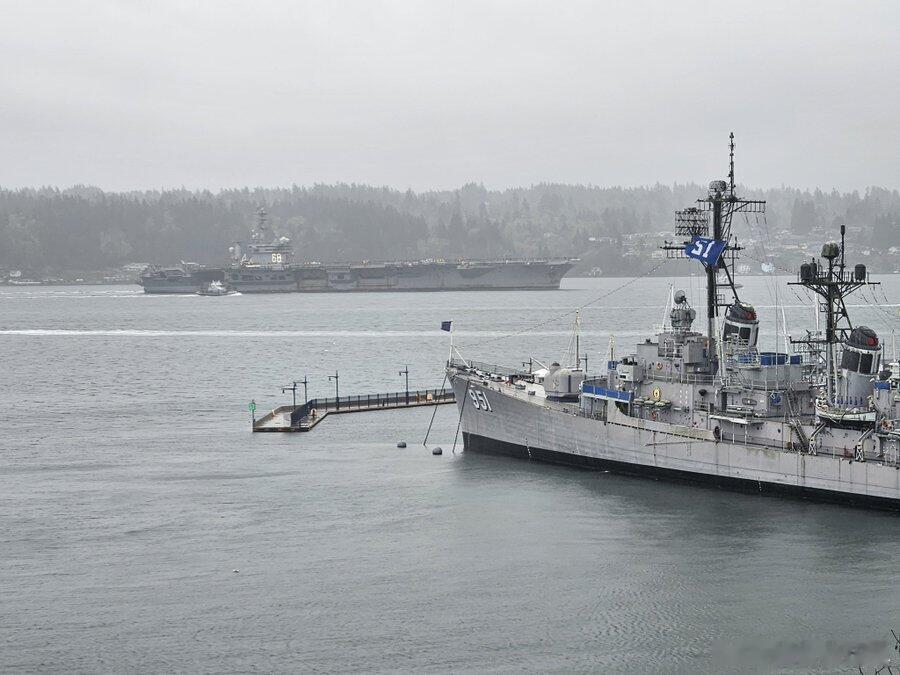 当地时间12月16日，结束服役生涯最后一次部署返回布雷默顿的尼米兹号核动力航母从