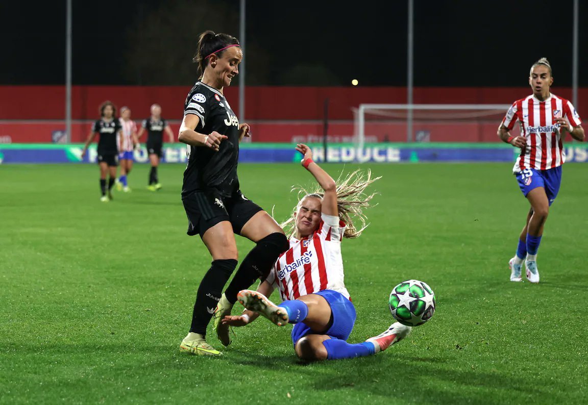 昨天的女足欧冠，马竞队宠Andrea Medina在一次拼抢中头部与对方膝盖相撞