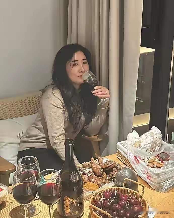 女领导总是骚扰我，仿佛我是一只无人领养的小公猫。
每次跟客户应酬她都带上我，喝多