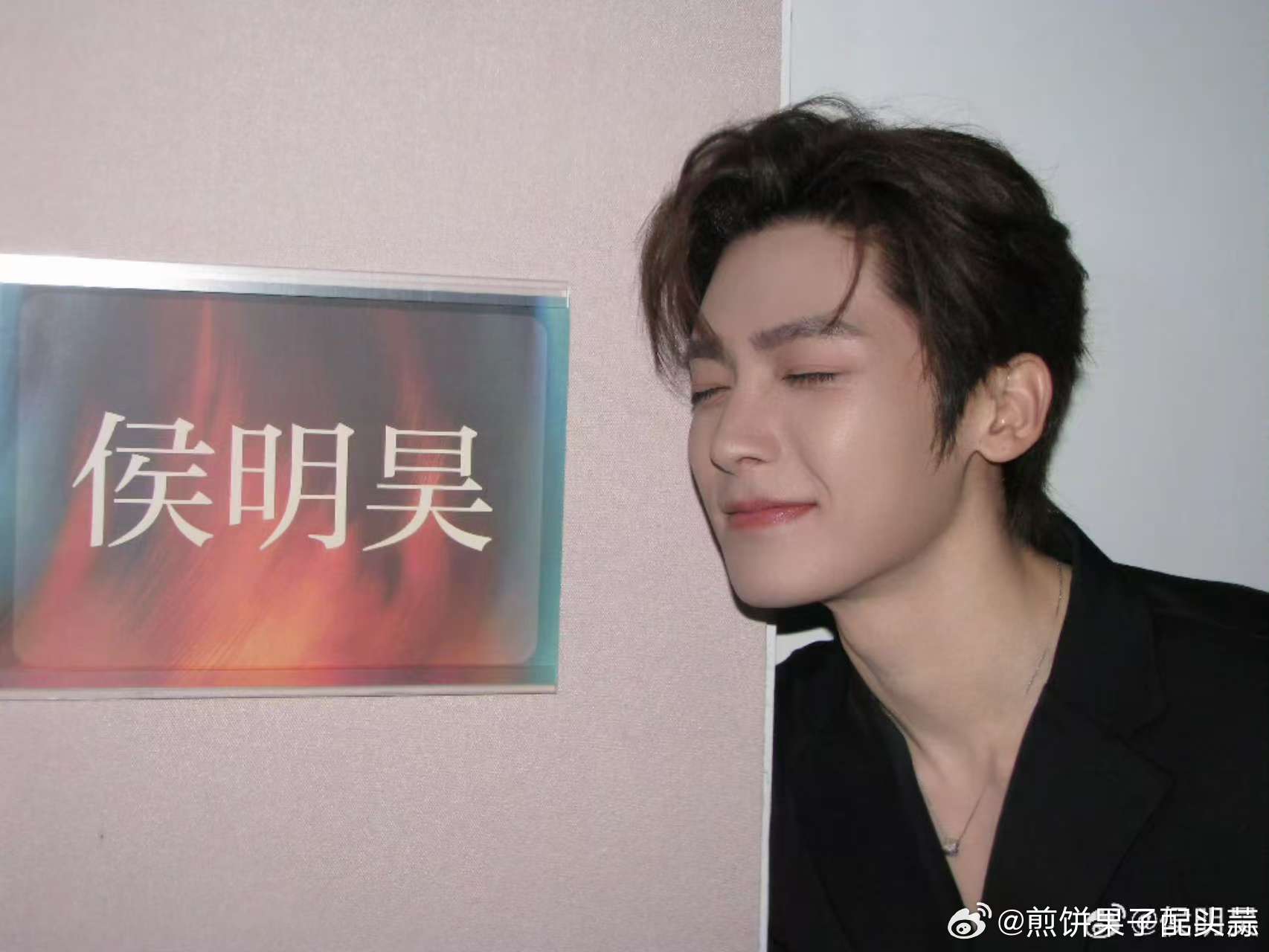侯明昊敷着面膜跑步健身房偶遇侯明昊也太震撼了，别人健身只顾着流汗，他直接敷着面膜