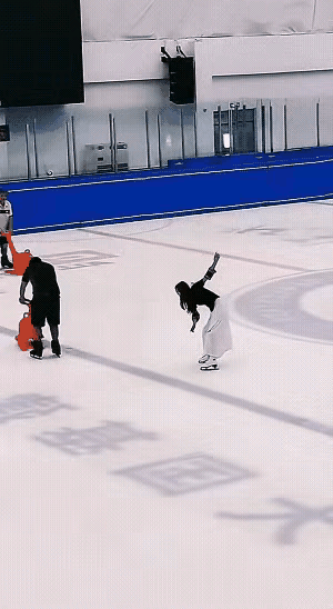 为何行如此大礼？还把人家的裤子给拽掉了。