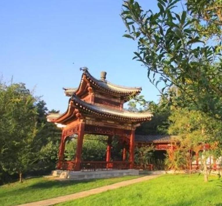 这是钓鱼台国宾馆里面的古建筑，名为“丹若园”。丹若，其实就是石榴园，用大白话来说