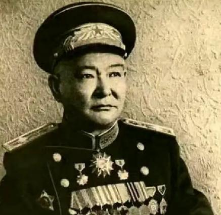 蒙古民族视他为民族独立领袖、国父，可在中国人眼里，却是是千古罪人，他暗中勾结外部