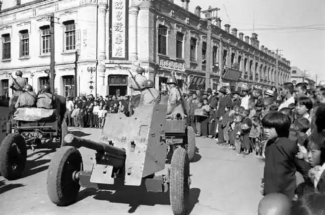 今年是哈尔滨解放80周年，1946年4月，哈尔滨的局势正处在黎明前最混沌的时刻，