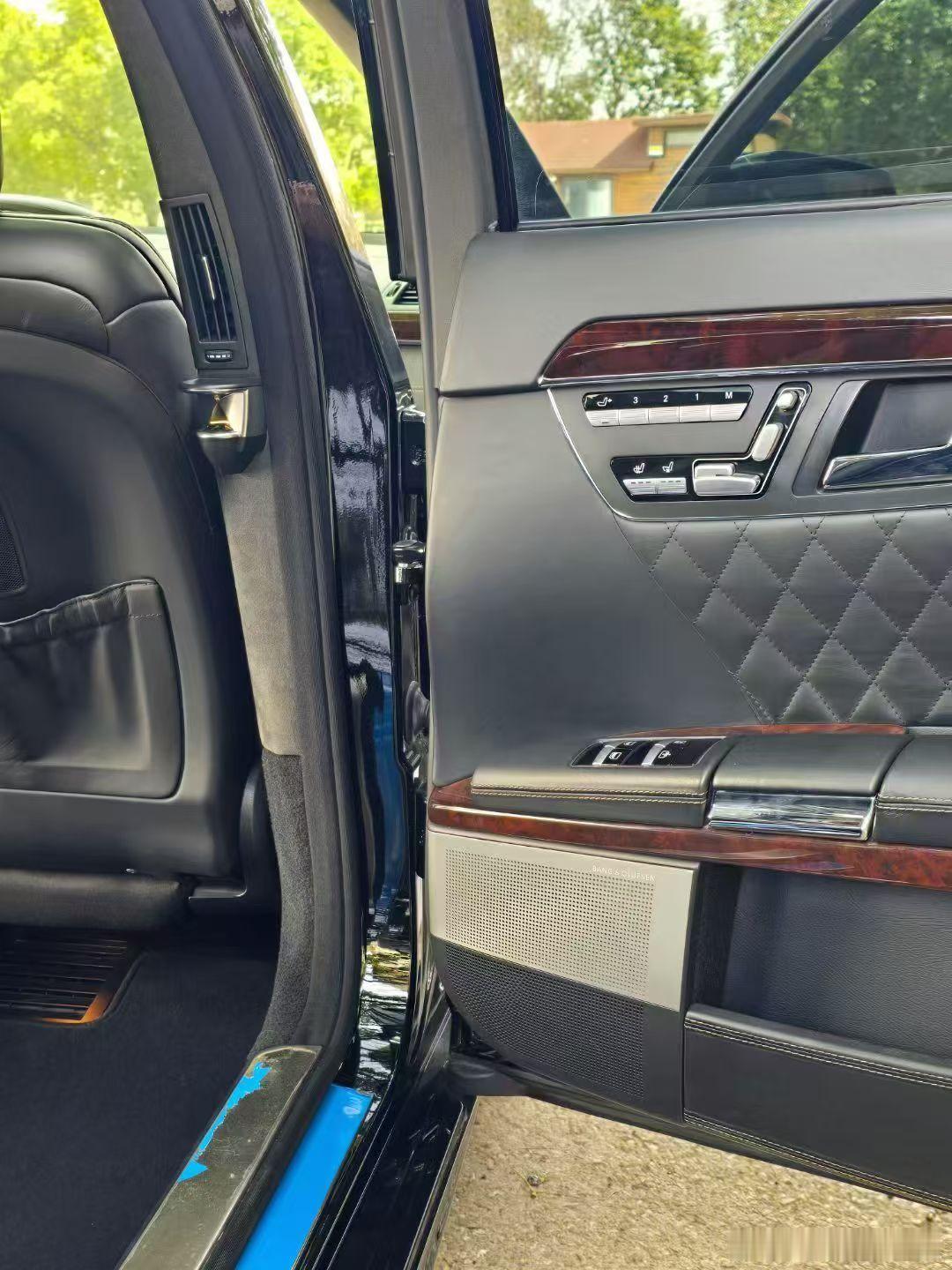 奔驰AMG s65L，高定版配色，带车衣 